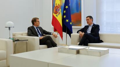 El presidente del Gobierno, Pedro Sánchez (a la derecha), se reunía el 10 de octubre con el líder del PP, Alberto Núñez Feijóo, en La Moncloa.