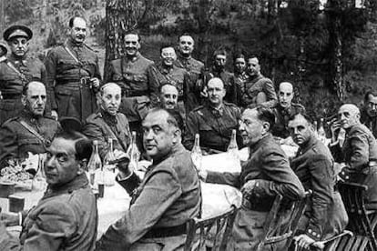 Francisco Franco, sentado en el centro de la segunda fila, preside una comida de jefes y oficiales de las guarniciones de Canarias en los primeros días de julio de 1936.