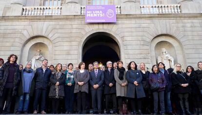 Colau encap&ccedil;ala el minut de silenci per Vict&ograve;ria Bertran.