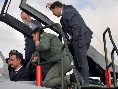 Pedro Sánchez durante su visita a la base aérea de Los Llanos, en Albacete.