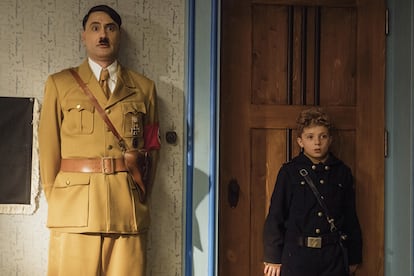 Jojo Rabbit - Tragar con una comedia satírica en la que Adolf Hitler es el amigo imaginario de un simpático niño nazi ya supuso un bocado difícil de digerir para los ejecutivos de Disney, que cuestionaron la comercialización de la película tras su fusión con la productora Fox. Pero, tras ganar el significativo premio del público en el Festival de Toronto, respiraron tranquilos, conscientes de que los espectadores iban a saber apreciar el talento de la crítica que esconde el trabajo de Taika Waititi (Thor: Ragnarok). No lo pensaron así un buen número de críticos, que han escrito pésimas valoraciones de Jojo Rabbit por considerarla “ofensiva”, “cobarde” y que “sentimentaliza el nazismo”.