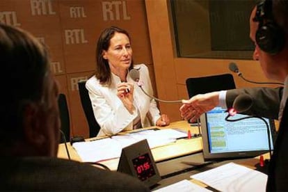 Ségolène Royal y el periodista Jean-Michel Apathie, ayer en una entrevista con la radio privada RTL.