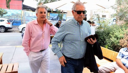 Mario Vargas Llosa ingresa acompañado de su hijo Álvaro en un restaurante en la ciudad de Lima (Perú).