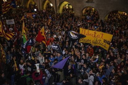 Vista general de las protestas en la plaza del Ayuntamiento de Girona contra las detenciones.
