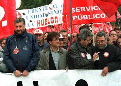 Los trabajadores de Sintel se desplazaron ayer desde su campamento en el paseo madrileño de la Castellana a la manifestación del Primero de Mayo. En la foto, un grupo de empleadas y mujeres de los afectados por la crisis de la empresa.
José María Fidalgo (izquierda) y Cándido Méndez (derecha), separados por Javier López y José Ricardo Martínez, durante la manifestación de ayer en Madrid.