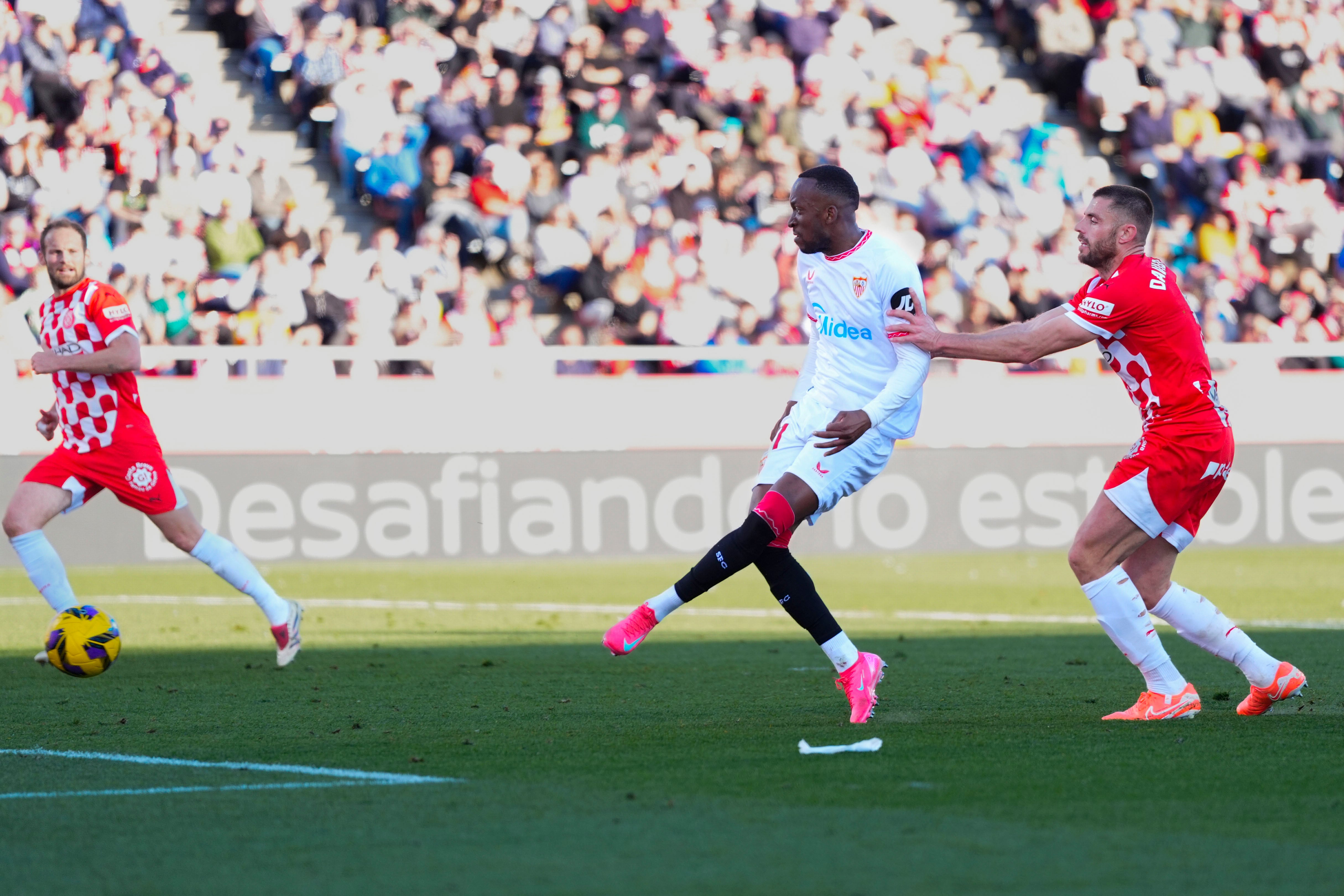 Una delicia de Lukébakio acaba con el Girona y alegra al Sevilla