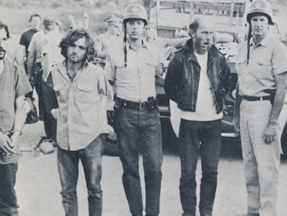 Momento de la detención de Charles Manson (a la izquierda) y algunos de sus secuaces.
