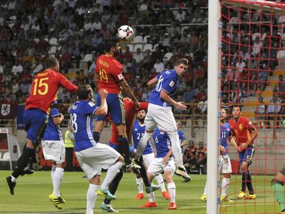 Diego Costa marca el primer gol.