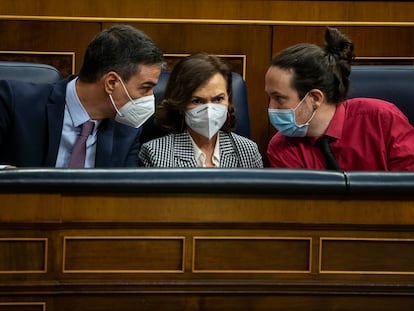 El presidente del Gobierno, Pedro Sánchez, y los vicepresidentes Carmen Calvo y Pablo Iglesias, el miércoles en el Congreso.