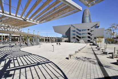 Abierto en 2014, el Disseny HUB de Barcelona se alza en una de las esquinas de la plaza de las Glorias (cerca de la torre Agbar de Jean Nouvel). El proyecto integra varios espacios: el Museo del Diseño, las oficinas del FAD (Foment de les Arts i del Disseny), las del BCD (Barcelona Centre del Disseny) y una biblioteca pública. El estudio barcelonés MBM Arquitectes (www.mbmarquitectes.cat, integrado por Josep Martorell, Oriol Bohigas, Oriol Capdevila y Francesc Gual) dividió el edificio en dos partes, una subterránea, cuyo techo hace las veces de espacio público, y otra que se eleva por encima del suelo. “Esta última son unos paralelepípedos con la misma anchura que la calle Ávila, de manera que hace de final y de indicador de las relaciones Ensanche-plaza sin cerrar las vistas del gran parque central”, se puede leer en la memoria de los arquitectos.