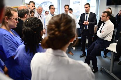 El presidente francés Emmanuel Macron y el ministro de Sanidad francés Olivier Véran se reúnen con el personal médico en su visita al hospital Pitie-Salpetriere de París (Francia).