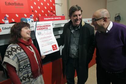 Desde la derecha, Javier Madrazo, Luis García Montero y Montse Muñoz, en la presentación de Izquierda Abierta en Bilbao.