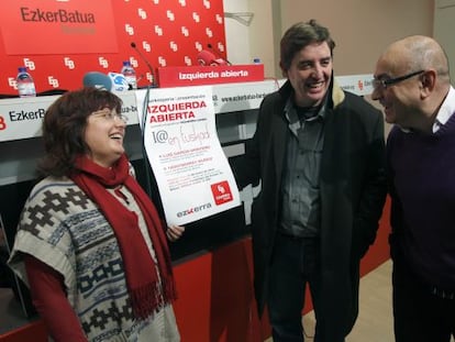 Desde la derecha, Javier Madrazo, Luis García Montero y Montse Muñoz, en la presentación de Izquierda Abierta en Bilbao.