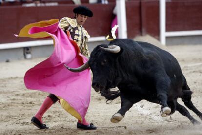 David Mora, con su primer toro de la tarde.