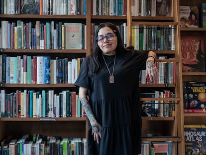La escritora Dahlia de la Cerda en la colonia Roma, en Ciudad de México.