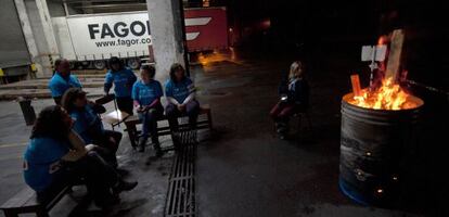 Trabajadores de Edesa en el encierro que mantienen en la fábrica de Basauri.