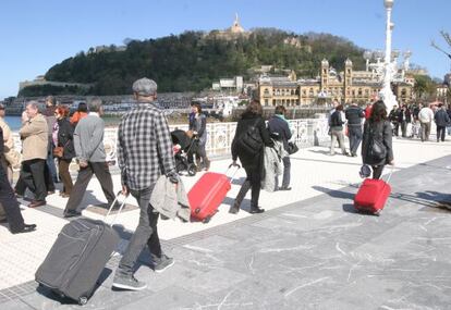 Turistas por el paseo de La Concha, en la capital guipuzcoana.