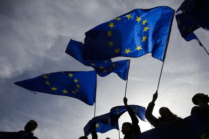 Un grupo de participantes ondean banderas durante la manifestación a favor de la Unión Europea en Roma (Italia).