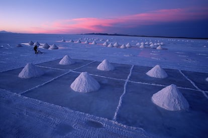 Junto a la sal, existen otro preciados elementos en el subsuelo de Uyuni, especialmente el litio (se cree que es la mayor reserva del mundo), pero también bórax, potasio y magnesio. Todavía hoy corriente encontrarse a lugareños creando pequeños montículos de sal que luego son transportados para su tratamiento y posterior venta.