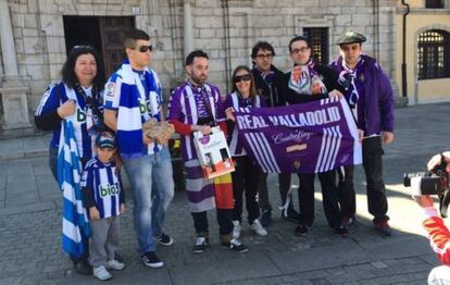 José Antonio Pérez (en el centro, con una caja de vinos), junto a otros aficionados de la SD Ponferradina y el Real Valladolid, en una de sus visitas a la capital de El Bierzo.