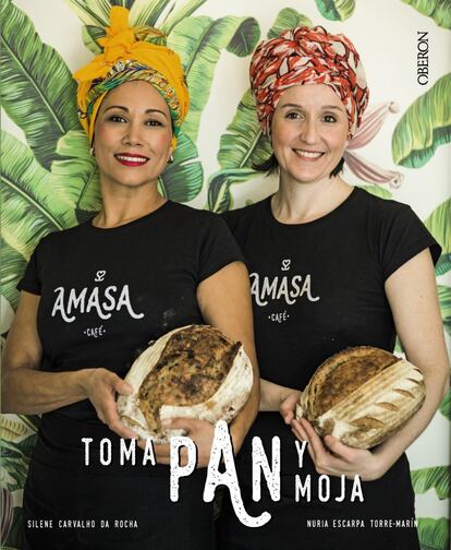 Dos panaderas artesanas, Silene Carvalho da Rocha y Nuria Escarpa Torre-Marín, han decidido compartir las recetas que salen de su obrador, Amasa, y la oferta gastronómica que se puede llevar a cabo con este ingrediente singular. Todos los panes que acompañan las páginas de Toma pan y moja (editorial Oberon, colección Libros singulares, 17,95 euros) están elaborados con masa madre, ingredientes ecológicos y procesos de larga fermentación que le aportan un valor añadido. Y todas las recetas se pueden hacer en casa.