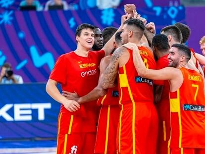 La selección española de baloncesto celebra un triunfo en el Eurobasket de 2022.