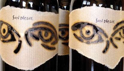 Los ojos del artista Miquel Barceló, estampados en el vino 'Son Negre', de Ánima Negra (Felanitx).
