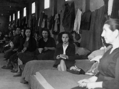 Secci&oacute;n de mujeres en las barracas del campo de Rivesaltes en 1941.  