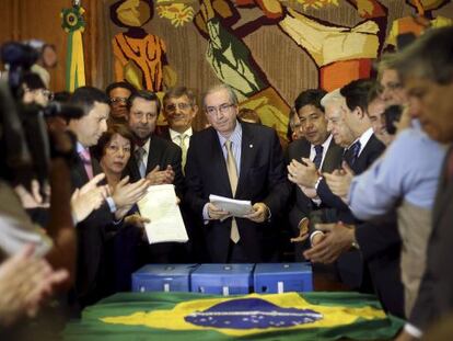 Opositores entregam pedido de impeachment para Cunha.