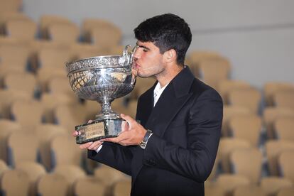 Alcaraz besa el trofeo de campeón.