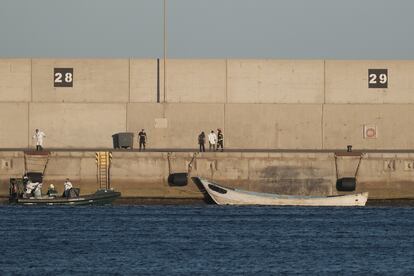 La patrullera de la Guardia Civil Río Tajo remolca hasta el puerto de Arinaga, en Gran Canaria, el cayuco con los cadáveres de 11 personas.