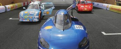 Algunos de los coches participantes del Shell Eco-marathon 2017 se preparan para tomar la salida.