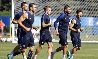 Lucas Digne, en el centro de la imagen, en un entrenamiento con la selecci&oacute;n francesa durante la pasada Eurocopa. 