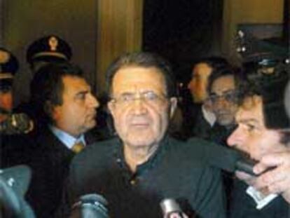 Romano Prodi relata lo ocurrido a los periodistas a las puertas de su casa.