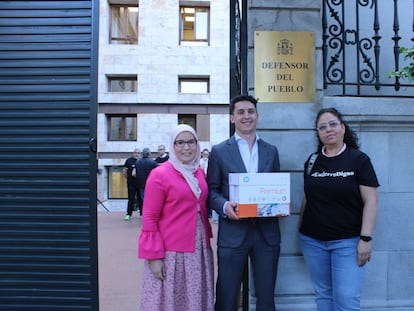 Maysoun Douas (izquierda) y dos miembros de la Plataforma Por Un Entierro Digno delante de las puertas del Defensor del Pueblo, el 13 de junio de 2023, en Madrid.