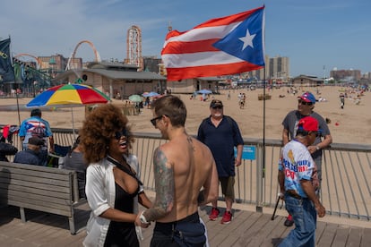 Una pareja baila salsa durante el festejo de 'Memorial Day' en Coney Island (Nueva York), el 25 de mayo.