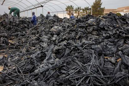 Residuos plásticos en finca agrícola periurbana, Murcia 2019.