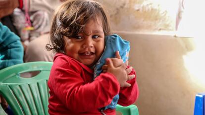 Aranza Benavente, con un año, viaja con su madre Yenny Casadiego desde el estado de Cojedes, en Venezuela, a Ecuador. 