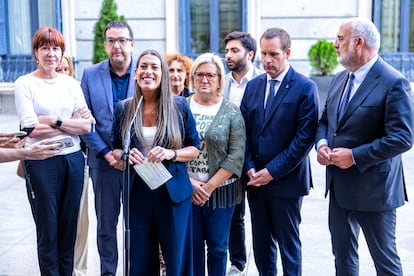 La portavoz de Junts, Miriam Nogueras (tras el micrófono), y diputados de su grupo en una comparecencia ante los medios este martes por la mañana en el patio del Congreso.