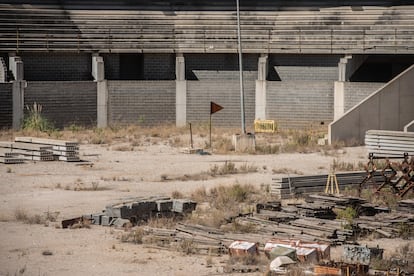 La mole de hormigón lleva parada trece años esperando a que las máquinas entren a despertarla. El club tiene un proyecto nuevo, pero las autoridades políticas de la ciudad no se lo creen. El caso puede acabar en los tribunales y paralizar las obras otro lustro.