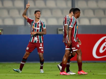 A la izquierda, Vitor Mendes, jugador del Fluminense que fue apartado del equipo por su vínculo a la red de apuestas.