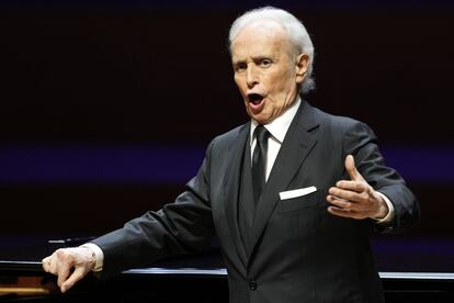 El tenor Josep Carreras y el cantautor Joan Manuel Serrat protagonizarán la 36 edición del Festival de Peralada, que ha presentado este jueves un cartel que, como consecuencia de la línea apuntada en los últimos años, se vuelca casi definitivamente en la lírica y la danza.
El director de la cita, Oriol Aguilà, ha admitido que se trata de que el proyecto tenga una identidad clara y una especialización dentro de todos los eventos musicales que se organizan cada verano a lo largo de la Costa Brava.
El objetivo final es la internacionalización, especialmente después de que la crisis sanitaria frenase la asistencia de público extranjero seguidor del festival, sobre todo de la ópera.
“La especialización es lo único que hace posible la internacionalización”, ha manifestado Aguilà, consciente de que el programa tan sólo se sale de la lírica y la danza con Joan Manuel Serrat, la orquesta Pink Martini y la mezcla de música clásica y electrónica que propone Lucas Vidal con Karma.