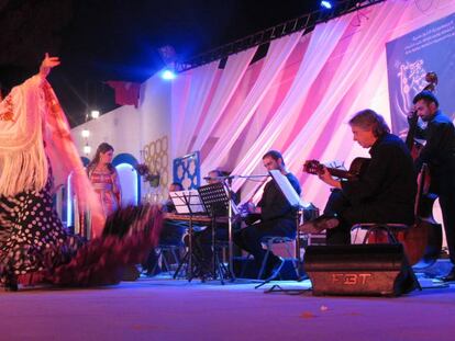 La bailaora Melisa Calero en plena actuación en el Festival de Testur. A la derecha, el guitarrista Manuel Delgado.