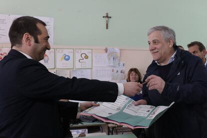 Antonio Tajani, presidente del Parlamento Europeo y candidato a primer ministro, antes de votar en un centro electoral de Fiuggi.