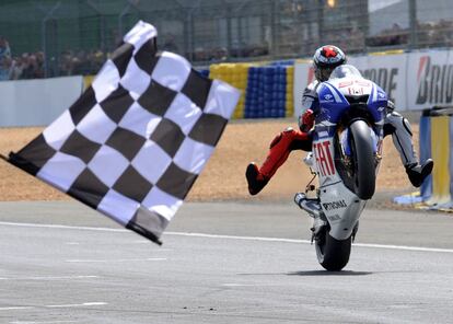 Lorenzo hace un caballito al cruzar la meta celebrando la victoria en el circuito de Le Mans, en la categoria de Moto Gp del Gran Premio de Francia.