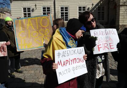 Protesta contra los bombardeos de Mariupol, frente al Ayuntamiento de Lviv, en Ucrania. El primer ministro británico, Boris Johnson, ha rechazado este sábado cualquier intento de "normalización" de las relaciones con Rusia tras la invasión de Ucrania, en un discurso ante el congreso de primavera del Partido Conservador, en la localidad costera de Blackpool, al norte del país.