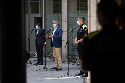 Los tenientes de alcalde Jaume Collboni (c) y Albert Batlle (i).