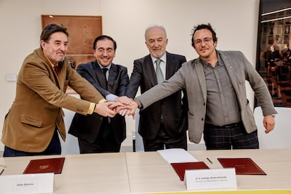 Desde la izquierda, el director del Instituto Cervantes, Luis García Montero; el ministro de Asuntos Exteriores, Unión Europea y Cooperación, José Manuel Albares; el director de la Real Academia Española, Santiago Múñoz Machado, y el alcalde de Cádiz, José María González, en la presentación del IX Congreso Internacional de la Lengua Española.