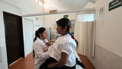 Una mujer es atendida en la Unidad de Salud de Achichipico del IMSS Bienestar, en Veracruz, en 2023.