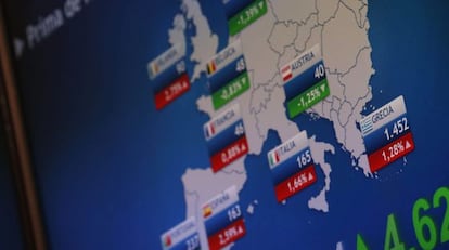 Panel informativo de la Bolsa de Madrid este martes con los valores de la prima de riesgo de los principales pa&iacute;ses de la zona euro.